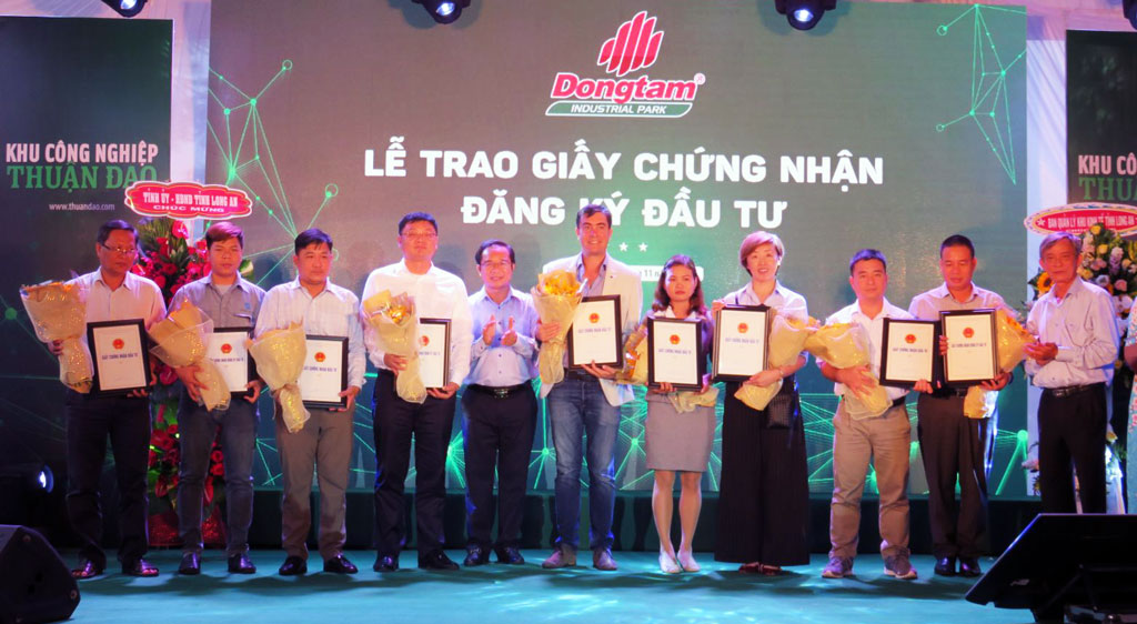 Lãnh đạo tỉnh trao Giấy Chứng nhận đăng ký đầu tư