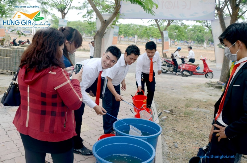 Hàng trăm người tham gia đại lễ phóng sinh tại hồ Tịnh Tâm