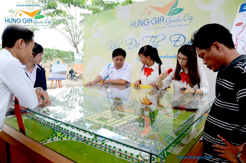 Hình ảnh tư vấn khách hàng tại dự án Hưng Gia Garden City