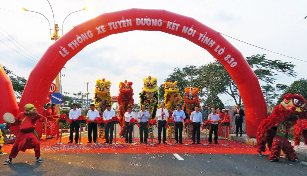 Đại biểu thực hiện nghi thức thông xe tuyến đường số 10 của KCN