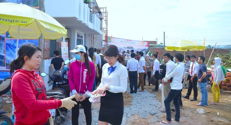 Khách hàng tham quan dự án Nhà phố liên kế Hhome
