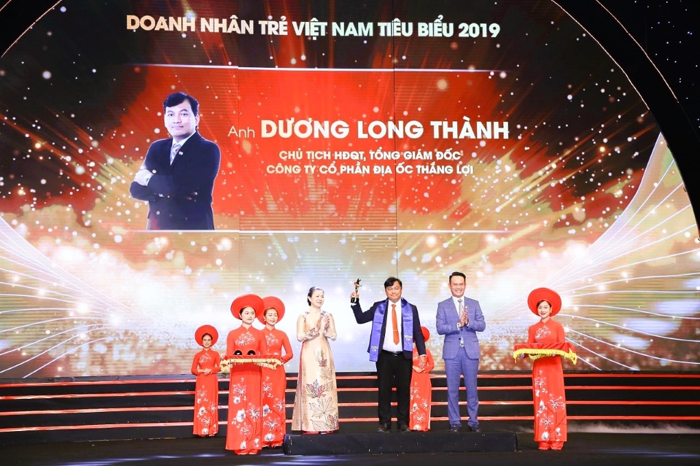 CHỦ TỊCH HĐQT THẮNG LỢI GROUP, ÔNG DƯƠNG LONG THÀNH NHẬN GIẢI THUỞNG SAO ĐỎ – DOANH NHÂN TRẺ VIỆT NAM TIÊU BIỂU 2019