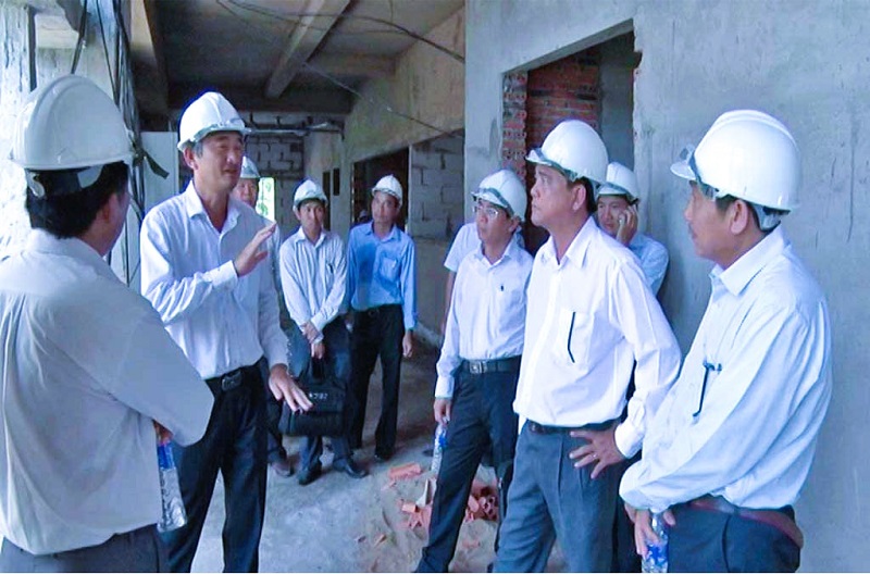 Phó Chủ tịch UBND tỉnh - Phạm Văn Cảnh cùng đoàn kiểm tra tại công trình