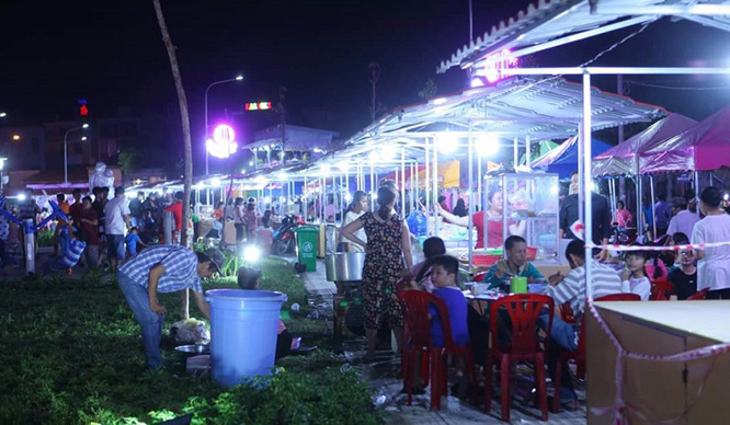 Gần 1000 quan khách tham quan chợ đêm và thưởng thức đại nhạc hội