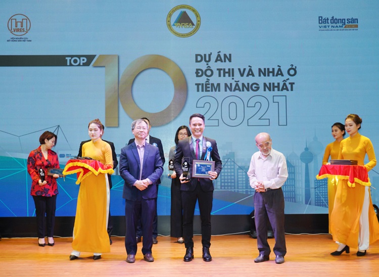 Ông Trần Thế Anh – Giám đốc Kinh doanh Thắng Lợi Group nhận giải thưởng Top 10 dự án đô thị và nhà ở tiềm năng năm 2021